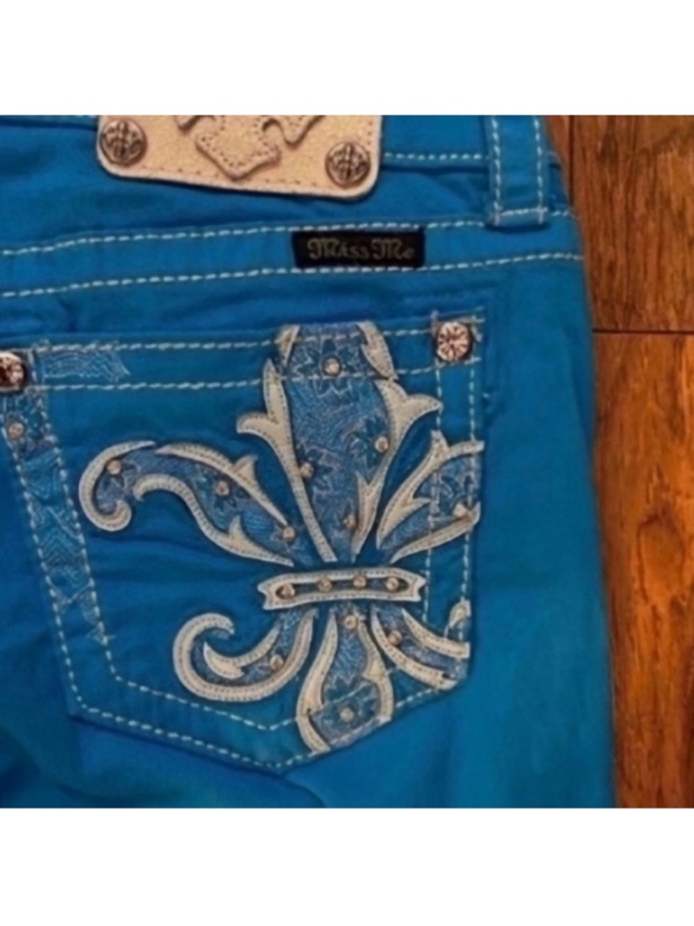 Like New Gorgeous Miss Me Skinny Jeans Hawaiian Blue Embroidered Back 33” Inseam